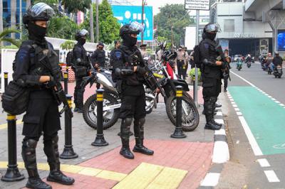Aparat Kepolisian dan TNI menjaga Gedung Sekretariat ASEAN jelang pelaksanaan KTT Perhimpunan Negara-Negara Asia Tenggara di Jakarta, Jumat (23/4/2021).