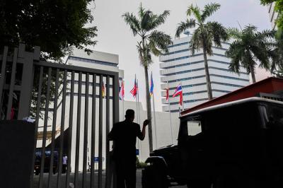 Aparat Kepolisian dan TNI menjaga Gedung Sekretariat ASEAN jelang pelaksanaan KTT Perhimpunan Negara-Negara Asia Tenggara di Jakarta, Jumat (23/4/2021).