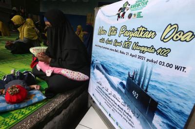Siswa-siswi sekolah Karakter SD Muhammadiyah 24 Surabaya menggelar doa bersama untuk keselamatan KRI Nanggala-402 di Surabaya, Jawa Timur, Jumat (23/4/2021).