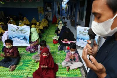Siswa-siswi sekolah Karakter SD Muhammadiyah 24 Surabaya menggelar doa bersama untuk keselamatan KRI Nanggala-402 di Surabaya, Jawa Timur, Jumat (23/4/2021).