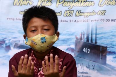 Siswa-siswi sekolah Karakter SD Muhammadiyah 24 Surabaya menggelar doa bersama untuk keselamatan KRI Nanggala-402 di Surabaya, Jawa Timur, Jumat (23/4/2021).