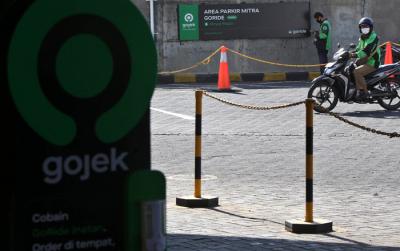 Pelanggan menunggu jemputan di titik jemput dan antar Gojek instan di Royal Plaza Surabaya, Jawa Timur, Kamis (22/4/2021).