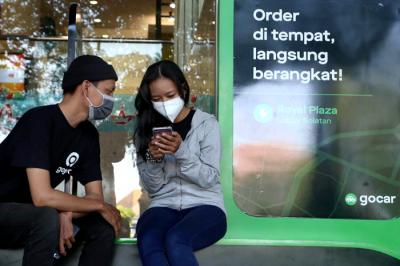 Pelanggan menunggu jemputan di titik jemput dan antar Gojek instan di Royal Plaza Surabaya, Jawa Timur, Kamis (22/4/2021).