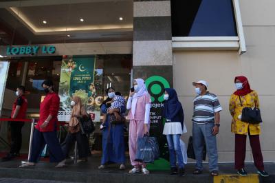 Pelanggan menunggu jemputan di titik jemput dan antar Gojek instan di Royal Plaza Surabaya, Jawa Timur, Kamis (22/4/2021).