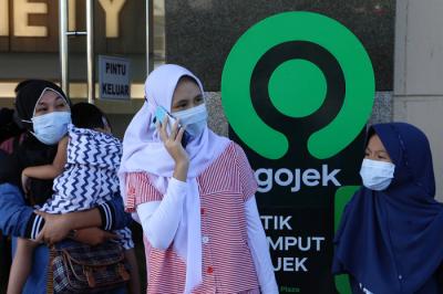 Pelanggan menunggu jemputan di titik jemput dan antar Gojek instan di Royal Plaza Surabaya, Jawa Timur, Kamis (22/4/2021).