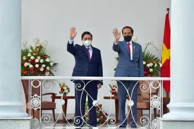 Presiden Joko Widodo menggelar pertemuan bilateral dengan PM Pham Minh Chinh untuk membahas kerja sama antara kedua negara.