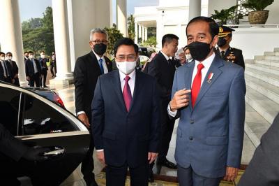 Presiden Joko Widodo menggelar pertemuan bilateral dengan PM Pham Minh Chinh untuk membahas kerja sama antara kedua negara.