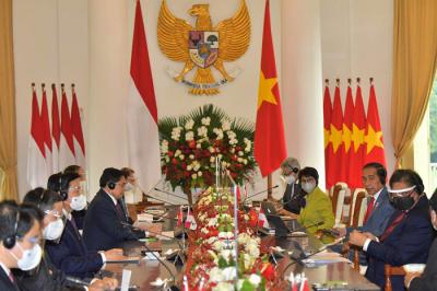 Presiden Joko Widodo menggelar pertemuan bilateral dengan PM Pham Minh Chinh untuk membahas kerja sama antara kedua negara.