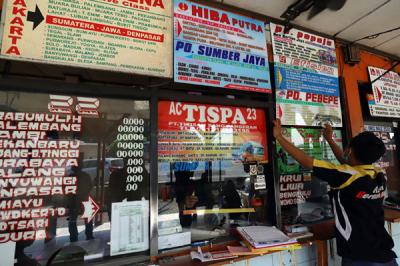 Aktivitas sejumlah penumpang di Terminal Kalideres Jakarta, Jumat (23/4/2021).