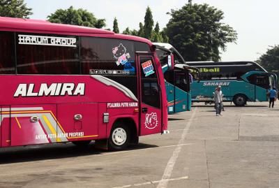 Aktivitas sejumlah penumpang di Terminal Kalideres Jakarta, Jumat (23/4/2021).