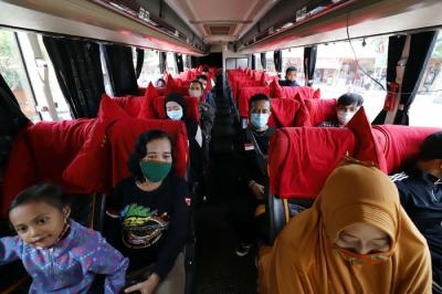 Aktivitas sejumlah penumpang di Terminal Kalideres Jakarta, Jumat (23/4/2021).
