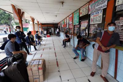 Aktivitas sejumlah penumpang di Terminal Kalideres Jakarta, Jumat (23/4/2021).