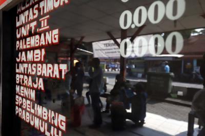 Aktivitas sejumlah penumpang di Terminal Kalideres Jakarta, Jumat (23/4/2021).