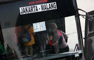 Suasana aktivitas di Terminal Kampung Rambutan, Jumat (23/4/2021).