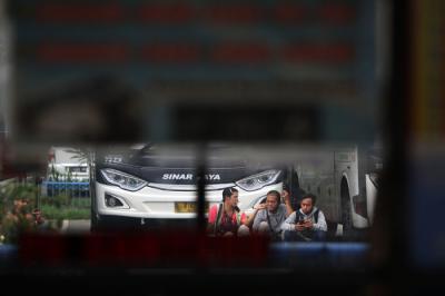 Suasana aktivitas di Terminal Kampung Rambutan, Jumat (23/4/2021).
