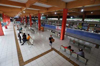 Suasana aktivitas di Terminal Kampung Rambutan, Jumat (23/4/2021).