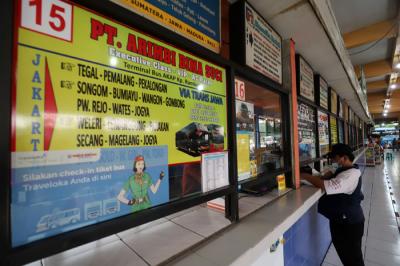 Suasana aktivitas di Terminal Kampung Rambutan, Jumat (23/4/2021).