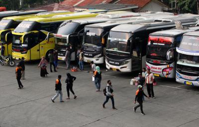 Suasana aktivitas di Terminal Kampung Rambutan, Jumat (23/4/2021).