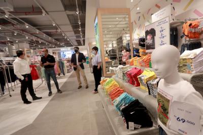 Pengunjung melihat produk fashion di gerai Max Fashions yang baru dibuka di Lippo Mall Puri, Kembangan, Jakarta Barat, Jumat (23/4/2021).