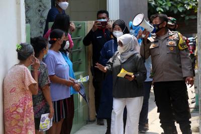 Lurah Kelurahan Pacar Keling Surabaya Sri Sukariati bersama Babinsa, Babinkamtibmas dan Puspkesmas blusukan kampung di Surabaya, Jumat (23/4/2021).