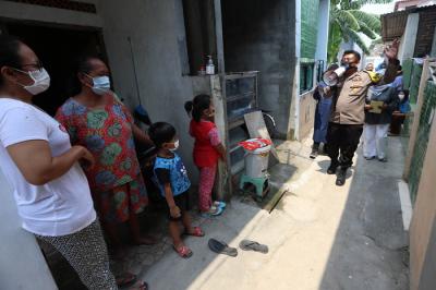 Lurah Kelurahan Pacar Keling Surabaya Sri Sukariati bersama Babinsa, Babinkamtibmas dan Puspkesmas blusukan kampung di Surabaya, Jumat (23/4/2021).
