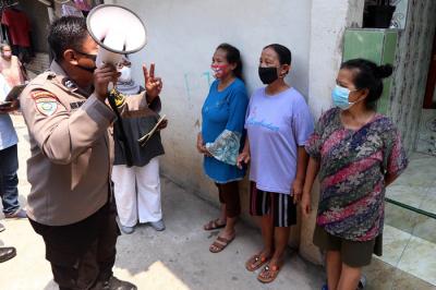 Lurah Kelurahan Pacar Keling Surabaya Sri Sukariati bersama Babinsa, Babinkamtibmas dan Puspkesmas blusukan kampung di Surabaya, Jumat (23/4/2021).