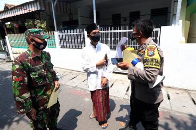 Lurah Kelurahan Pacar Keling Surabaya Sri Sukariati bersama Babinsa, Babinkamtibmas dan Puspkesmas blusukan kampung di Surabaya, Jumat (23/4/2021).