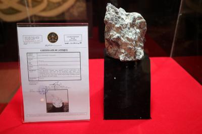 Pengunjung melihat pameran artefak peninggalan Nabi Muhammad dan sahabat di Jakarta Islamic Center, Jakarta, Jumat(23/4/2021).