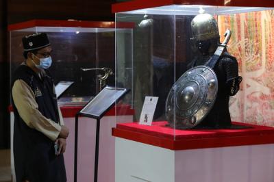 Pengunjung melihat pameran artefak peninggalan Nabi Muhammad dan sahabat di Jakarta Islamic Center, Jakarta, Jumat(23/4/2021).