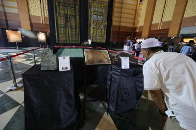 Pengunjung melihat pameran artefak peninggalan Nabi Muhammad dan sahabat di Jakarta Islamic Center, Jakarta, Jumat(23/4/2021).