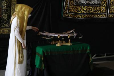 Pengunjung melihat pameran artefak peninggalan Nabi Muhammad dan sahabat di Jakarta Islamic Center, Jakarta, Jumat(23/4/2021).