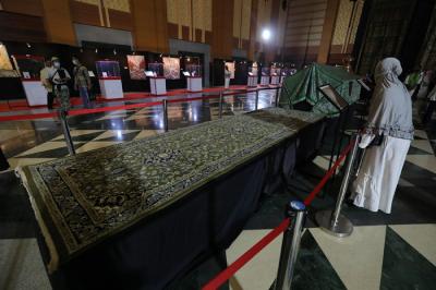 Pengunjung melihat pameran artefak peninggalan Nabi Muhammad dan sahabat di Jakarta Islamic Center, Jakarta, Jumat(23/4/2021).
