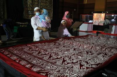 Pengunjung melihat pameran artefak peninggalan Nabi Muhammad dan sahabat di Jakarta Islamic Center, Jakarta, Jumat(23/4/2021).