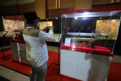 Pengunjung melihat pameran artefak peninggalan Nabi Muhammad dan sahabat di Jakarta Islamic Center, Jakarta, Jumat(23/4/2021).