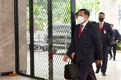 Presiden Joko Widodo didampingi Menteri Luar Retno Marsudi saat menghadiri ASEAN Leaders Meeting di gedung Sekretariat ASEAN, Jakarta, pada Sabtu (24/4/2021).