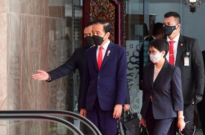 Presiden Joko Widodo didampingi Menteri Luar Retno Marsudi saat menghadiri ASEAN Leaders Meeting di gedung Sekretariat ASEAN, Jakarta, pada Sabtu (24/4/2021).