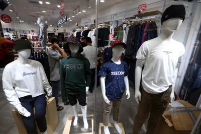 Pengunjung memilih pakaian di 3Second Store di Royal Plaza Surabaya, Jawa Timur, Sabtu (24/4/2021).