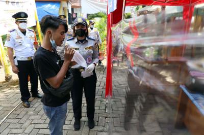 Calon penumpang melakukan tes GeNose C19 di Terminal Kalideres, Jumat (23/4/2021).
