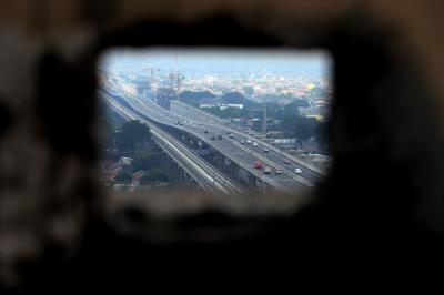 Pengendara melintasi jalan tol layang MBZ Sheikh Mohamed Bin Zayed di Kawasan Kota Bekasi, Jawa Barat, Sabtu (24/4/2021).