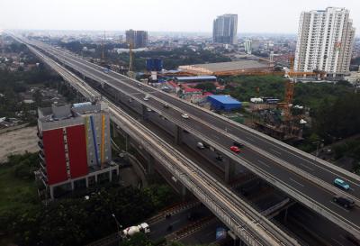 Pengendara melintasi jalan tol layang MBZ Sheikh Mohamed Bin Zayed di Kawasan Kota Bekasi, Jawa Barat, Sabtu (24/4/2021).