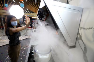 Peluncuran cooker hood nirsentuh JQG9031 di Mitra10 Kalimalang, Jakarta Timur, Sabtu (24/4/2021).