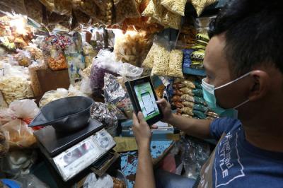 Pedagang camilan mempelajari mekanisme dan tahapan untuk mendapatkan pembiayaan bagi Usaha Mikro Kecil dan Menengah (UMKM) melalui aplikasi Pegadaian Digital.