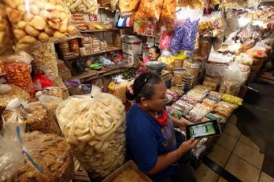Pedagang camilan mempelajari mekanisme dan tahapan untuk mendapatkan pembiayaan bagi Usaha Mikro Kecil dan Menengah (UMKM) melalui aplikasi Pegadaian Digital.