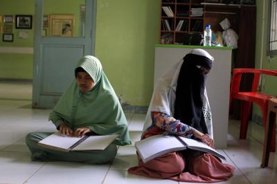Pelajar penyandang tuna membaca Alquran Braille di Yayasan Raudlatul Makfufin di Kelurahan Buaran, Kecamatan Serpong, Tangerang Selatan, Sabtu (24/4/2021).