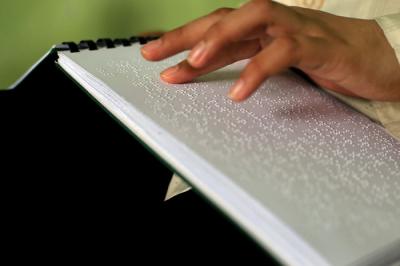 Pelajar penyandang tuna membaca Alquran Braille di Yayasan Raudlatul Makfufin di Kelurahan Buaran, Kecamatan Serpong, Tangerang Selatan, Sabtu (24/4/2021).