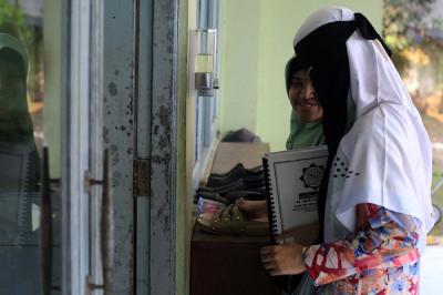 Pelajar penyandang tuna membaca Alquran Braille di Yayasan Raudlatul Makfufin di Kelurahan Buaran, Kecamatan Serpong, Tangerang Selatan, Sabtu (24/4/2021).