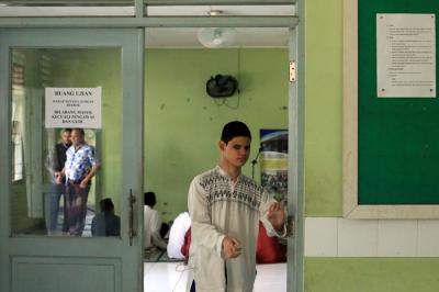 Pelajar penyandang tuna membaca Alquran Braille di Yayasan Raudlatul Makfufin di Kelurahan Buaran, Kecamatan Serpong, Tangerang Selatan, Sabtu (24/4/2021).