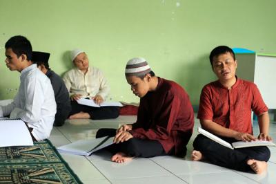 Pelajar penyandang tuna membaca Alquran Braille di Yayasan Raudlatul Makfufin di Kelurahan Buaran, Kecamatan Serpong, Tangerang Selatan, Sabtu (24/4/2021).