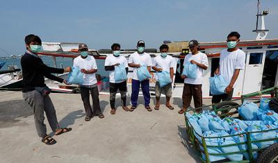 Sejumlah wartawan dari komunitas Jurnalis Peduli menyalurkan bantuan paket sembako kepada warga pesisir di Pulau Panjang, Banten, Sabtu (24/4/2021).