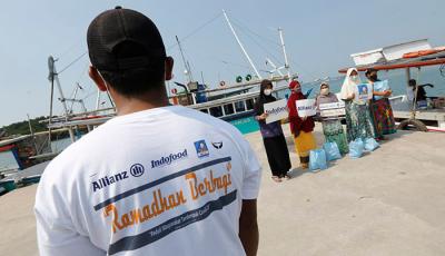 Sejumlah wartawan dari komunitas Jurnalis Peduli menyalurkan bantuan paket sembako kepada warga pesisir di Pulau Panjang, Banten, Sabtu (24/4/2021).
